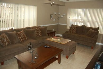 25 Bedford Ct, Unit B in Royal Palm Beach, FL - Building Photo - Building Photo