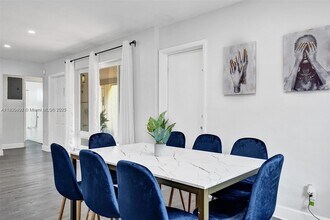 2011 N 49th Ave in Hollywood, FL - Building Photo - Building Photo