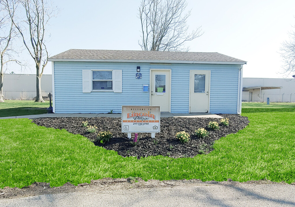 Lincoln Village in Lincoln, IL - Building Photo