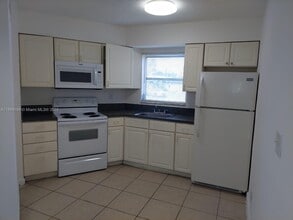 978 SW 10th Dr in Pompano Beach, FL - Foto de edificio - Building Photo