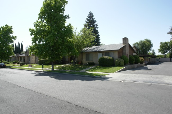 1720-1726 Conestoga Dr in Merced, CA - Foto de edificio - Building Photo