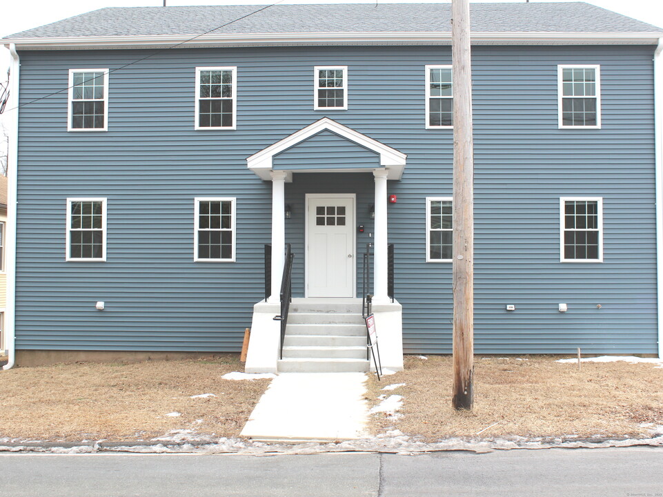 11 Glastonbury Ave in Rocky Hill, CT - Foto de edificio