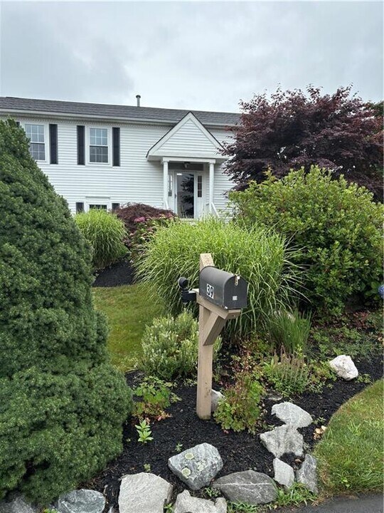 39 President Dr in Narragansett, RI - Building Photo