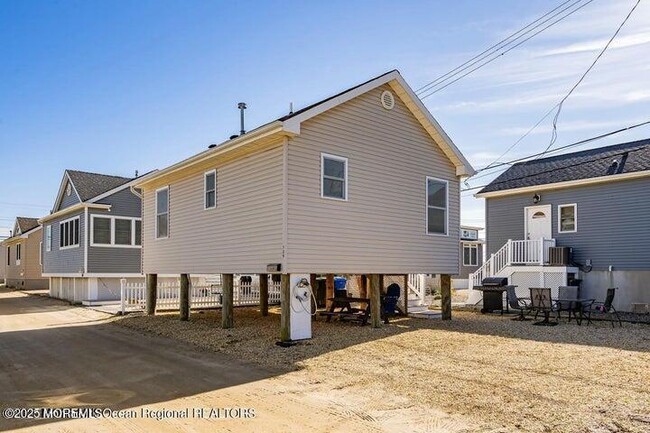 109 W Pompano Way in Lavallette, NJ - Building Photo - Building Photo