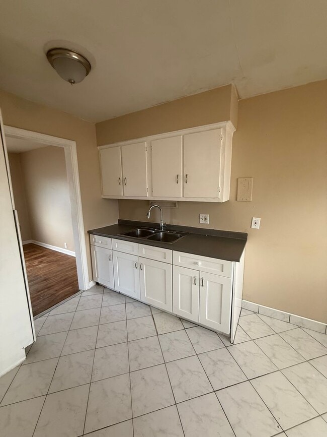 864 E 260th St in Euclid, OH - Building Photo - Building Photo