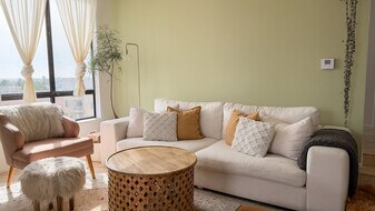 7320 Hawthorn Ave, Unit 321 in Los Angeles, CA - Building Photo