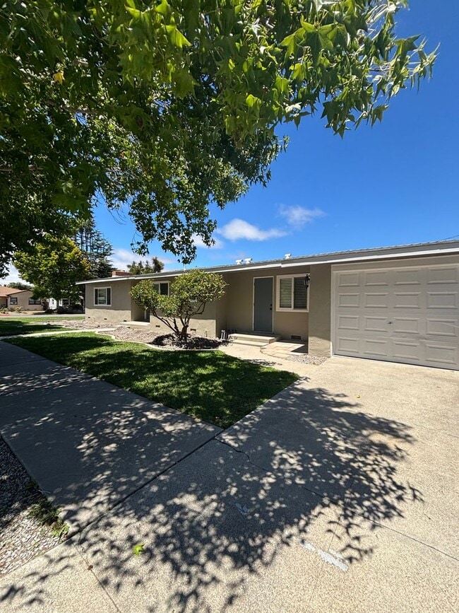 319 W Olive Ave in Lompoc, CA - Building Photo - Building Photo