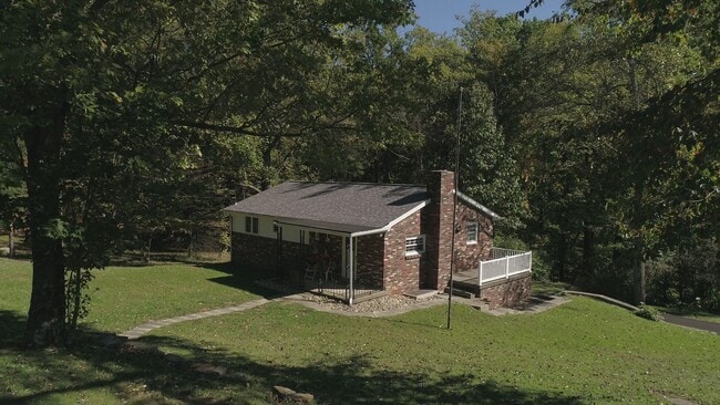 366 White School Rd in Greensburg, PA - Building Photo - Building Photo