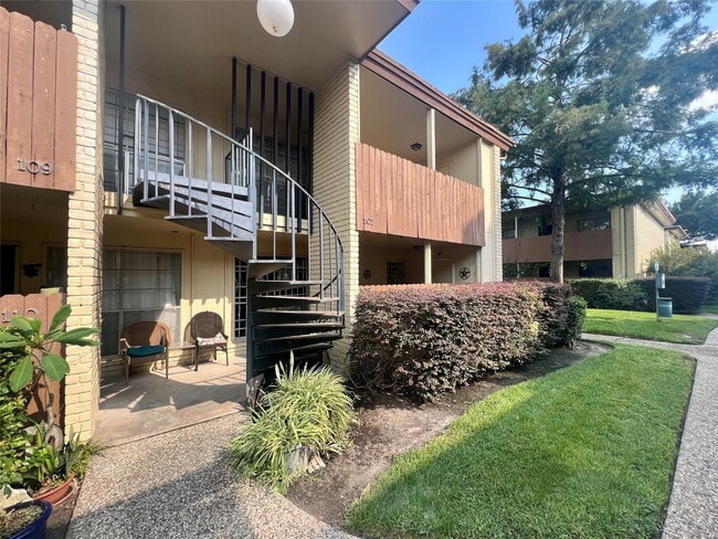 7714 Renwick Dr in Houston, TX - Foto de edificio - Building Photo