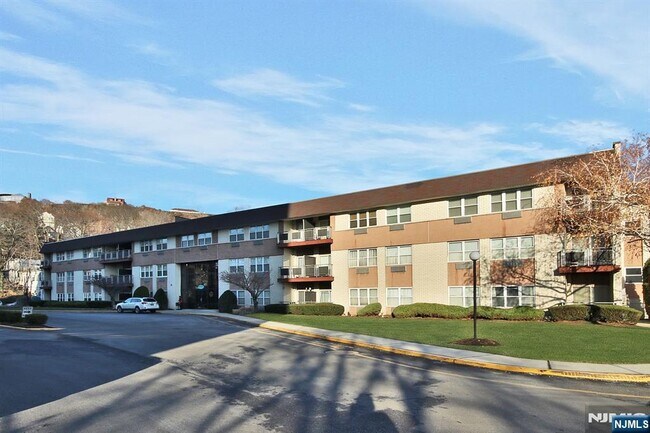 1111 River in Edgewater, NJ - Building Photo - Building Photo