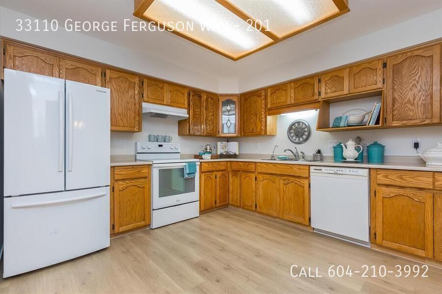 33110 George Ferguson Way in Abbotsford, BC - Building Photo