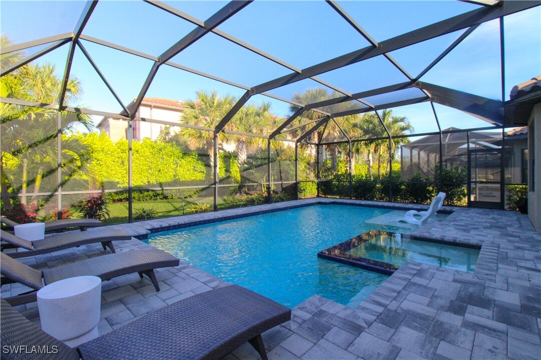 9423 Terresina Dr in Naples, FL - Building Photo