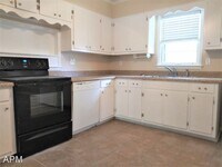 1706 Buena Vista Cir SE photo'