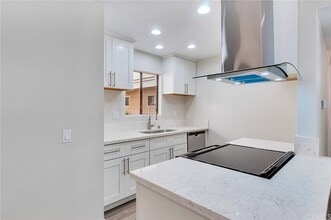 2343 E 17th St, Unit 101 in Long Beach, CA - Foto de edificio - Building Photo