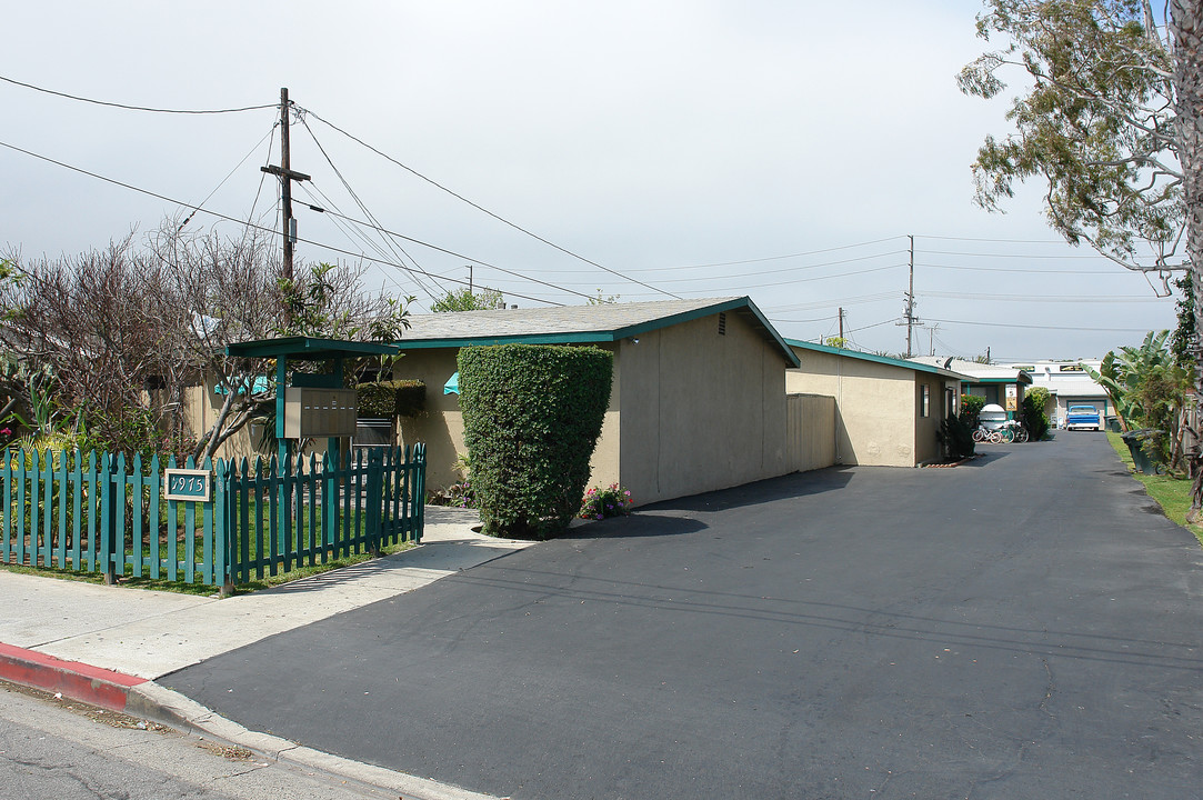 1975 Wallace Ave in Costa Mesa, CA - Building Photo