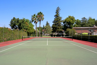 J Street in Davis, CA - Foto de edificio - Building Photo