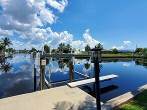 2421 W Marion Ave in Punta Gorda, FL - Foto de edificio - Building Photo