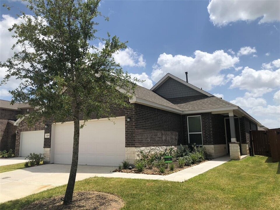 8119 Shelter Bay Ln in Cypress, TX - Building Photo