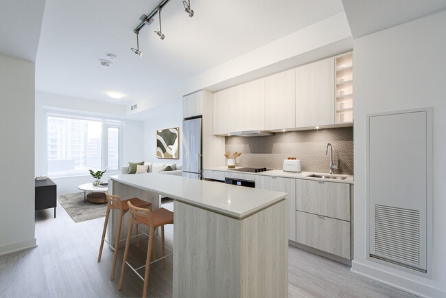 11 Yorkville Avenue in Toronto, ON - Building Photo - Building Photo