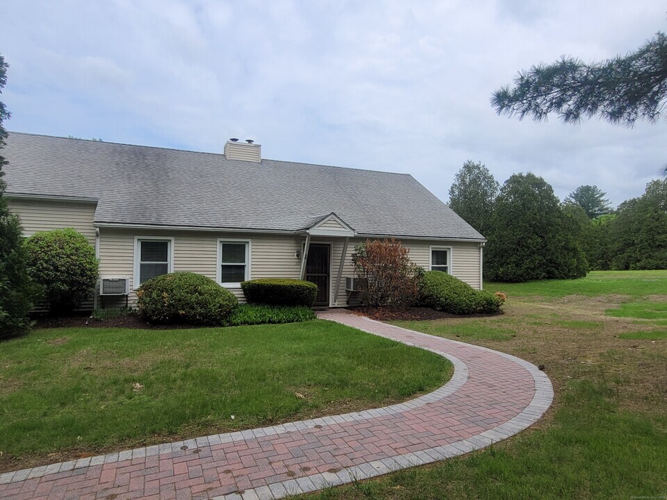 84 Washington Rd in Woodbury, CT - Building Photo