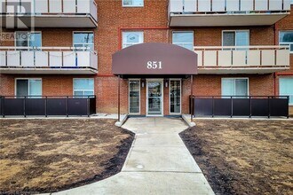 851 Queenston Rd in Hamilton, ON - Building Photo - Building Photo
