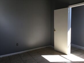 400 Avenue B, Unit B in Marrero, LA - Foto de edificio - Building Photo