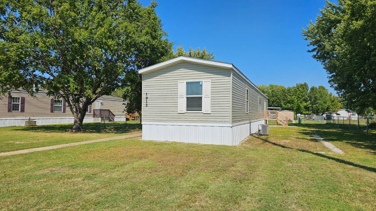1912 E Campus St in Wichita, KS - Building Photo