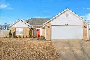 808 Emerald St in Lowell, AR - Building Photo