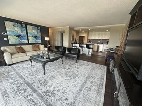 555 Luxury Apartments in Birmingham, MI - Foto de edificio - Building Photo