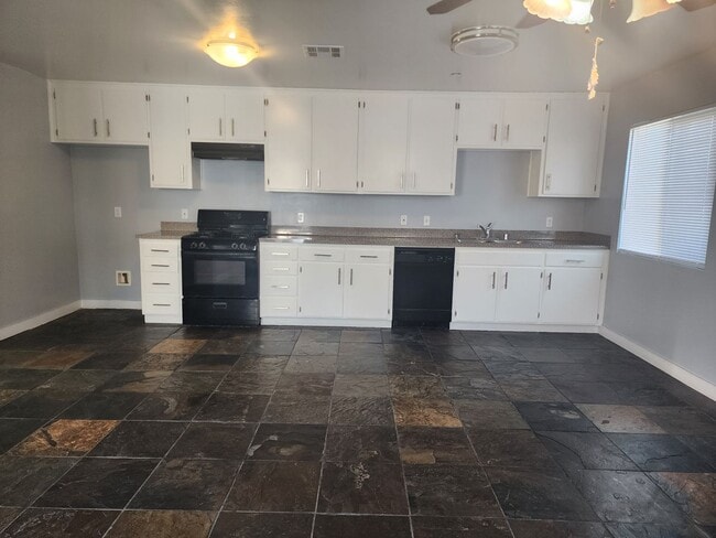 315 Warren Ave in Bakersfield, CA - Building Photo - Building Photo