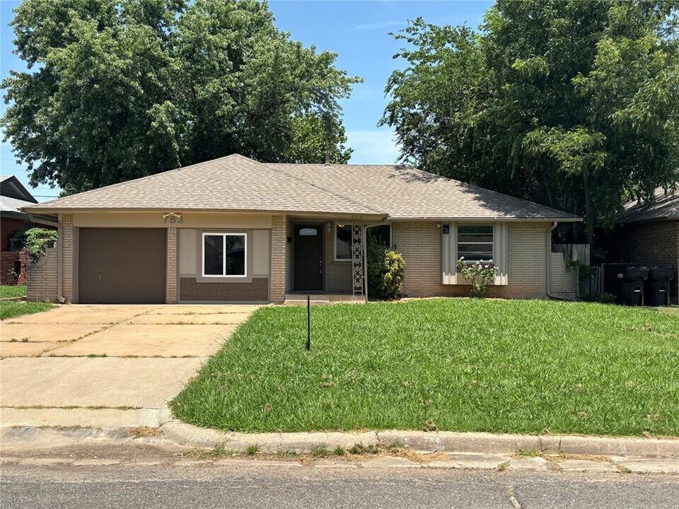 753 SW 3rd St in Moore, OK - Building Photo