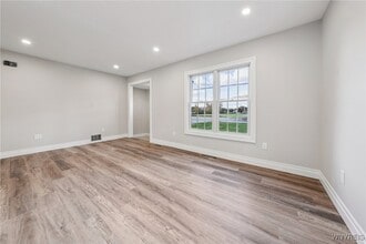 1665 Maple Rd in Buffalo, NY - Building Photo - Building Photo