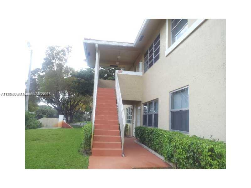 10104 Twin Lakes Dr in Coral Springs, FL - Building Photo