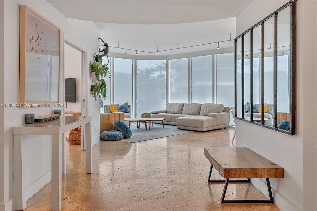 300 South Pointe Dr in Miami Beach, FL - Building Photo