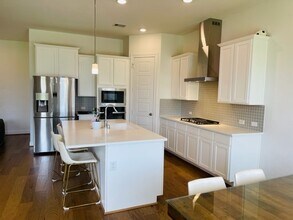 13710 Saxon Cliff Ln in Rosharon, TX - Foto de edificio - Building Photo