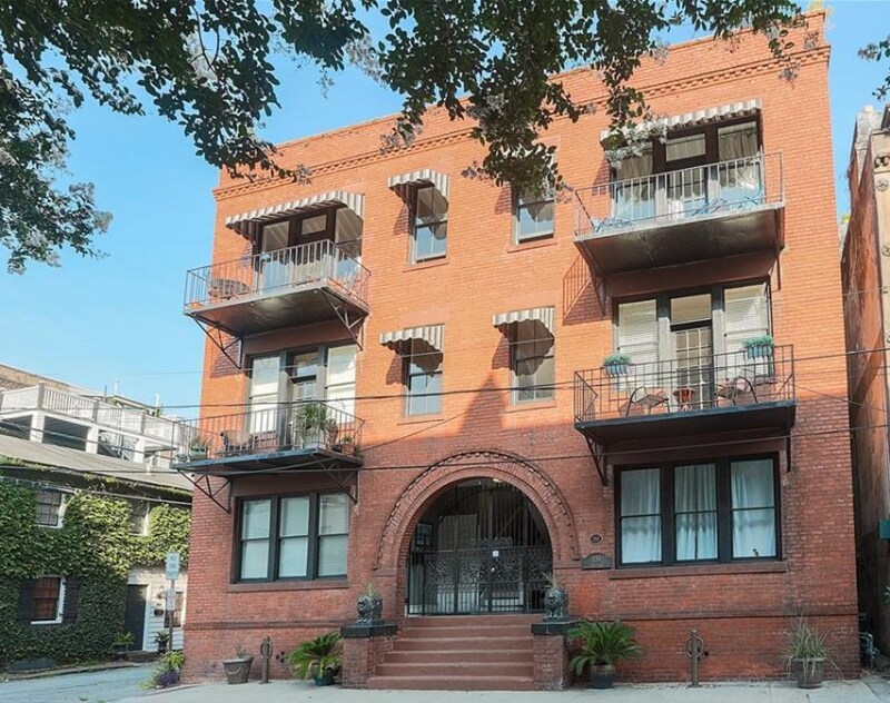 339 Whitaker St in Savannah, GA - Building Photo