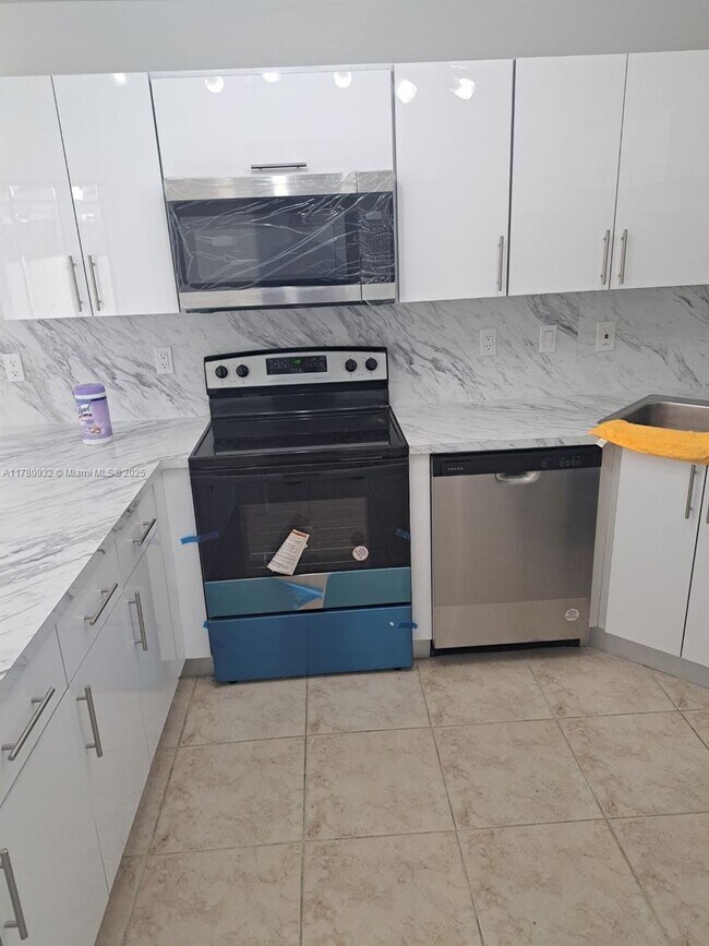 8725 SW 152nd Ave in Miami, FL - Building Photo - Building Photo