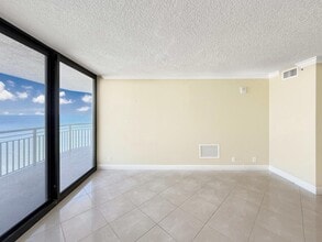 3000 N Ocean Dr in West Palm Beach, FL - Foto de edificio - Building Photo