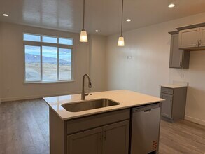 1485 N 305 E in Salem, UT - Foto de edificio - Building Photo