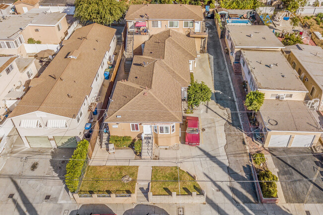 10230 Fernglen Ave in Tujunga, CA - Foto de edificio - Primary Photo