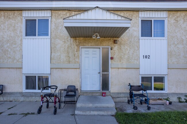 102 7 Av SE in High River, AB - Building Photo - Building Photo