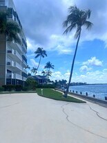 60 W Pelican St, Unit 202 in Naples, FL - Building Photo