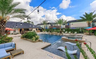 1001 Pinemont Dr in Houston, TX - Building Photo