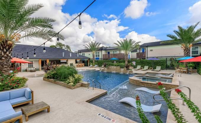 1001 Pinemont Dr in Houston, TX - Building Photo