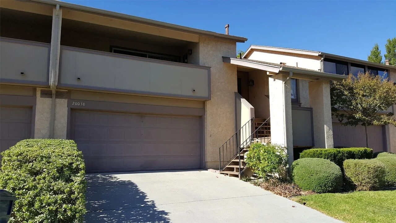 20038 Ave Of The Oaks in Santa Clarita, CA - Building Photo