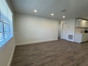 124 NW 2nd Ave in Hallandale Beach, FL - Building Photo - Building Photo