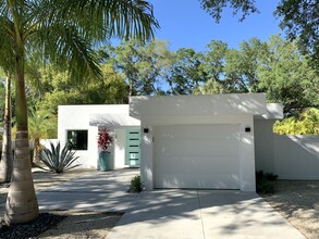 1445 S School Ave in Sarasota, FL - Foto de edificio - Building Photo