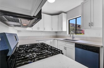 2627 San Marino St in Los Angeles, CA - Building Photo - Building Photo