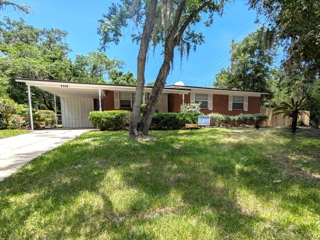 3557 Edgewater Dr