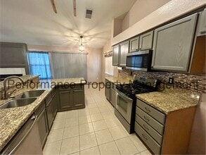 4000 Ocean Breeze Ave in Bakersfield, CA - Building Photo - Building Photo